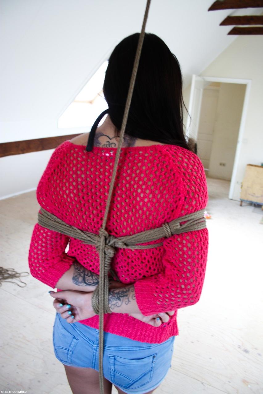 20P Nena morena con pantalones cortos lena atada en bondage con cuerdas