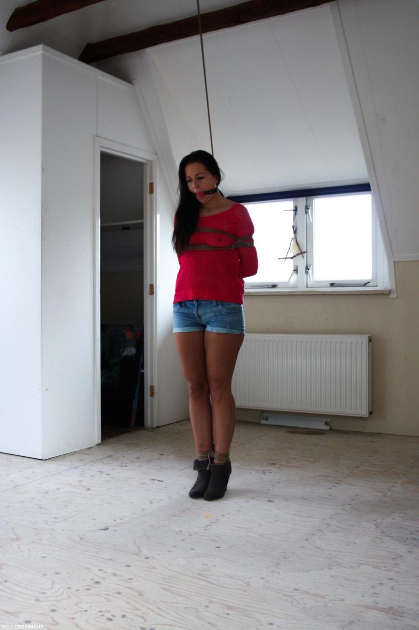 20P Nena morena con pantalones cortos lena atada en bondage con cuerdas