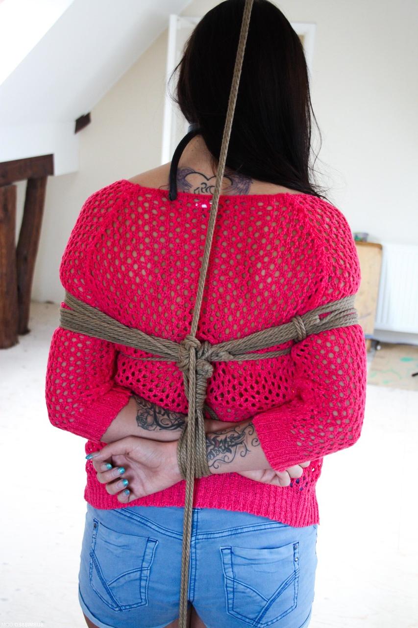 20P Nena morena con pantalones cortos lena atada en bondage con cuerdas