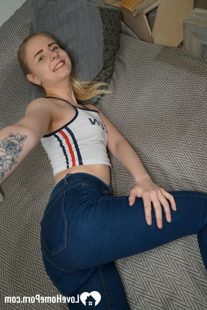 20P Linda loira amadora posando com suas roupas gostosas e se despindo