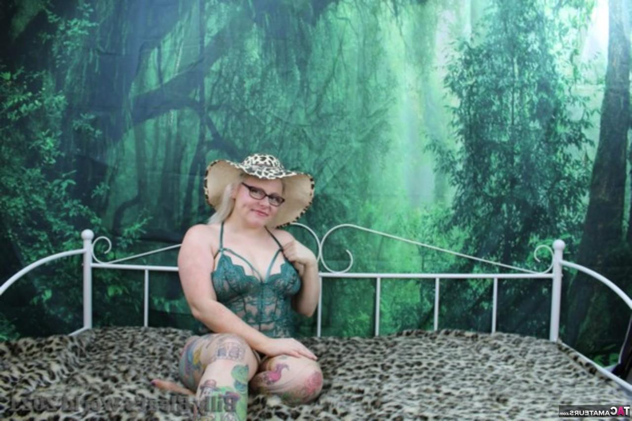 16P Mulher britânica tatuada e loira Mollie Foxxx se masturba com um vibrador