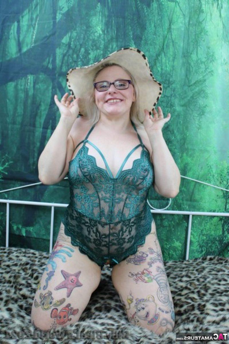 16P Mulher britânica tatuada e loira Mollie Foxxx se masturba com um vibrador
