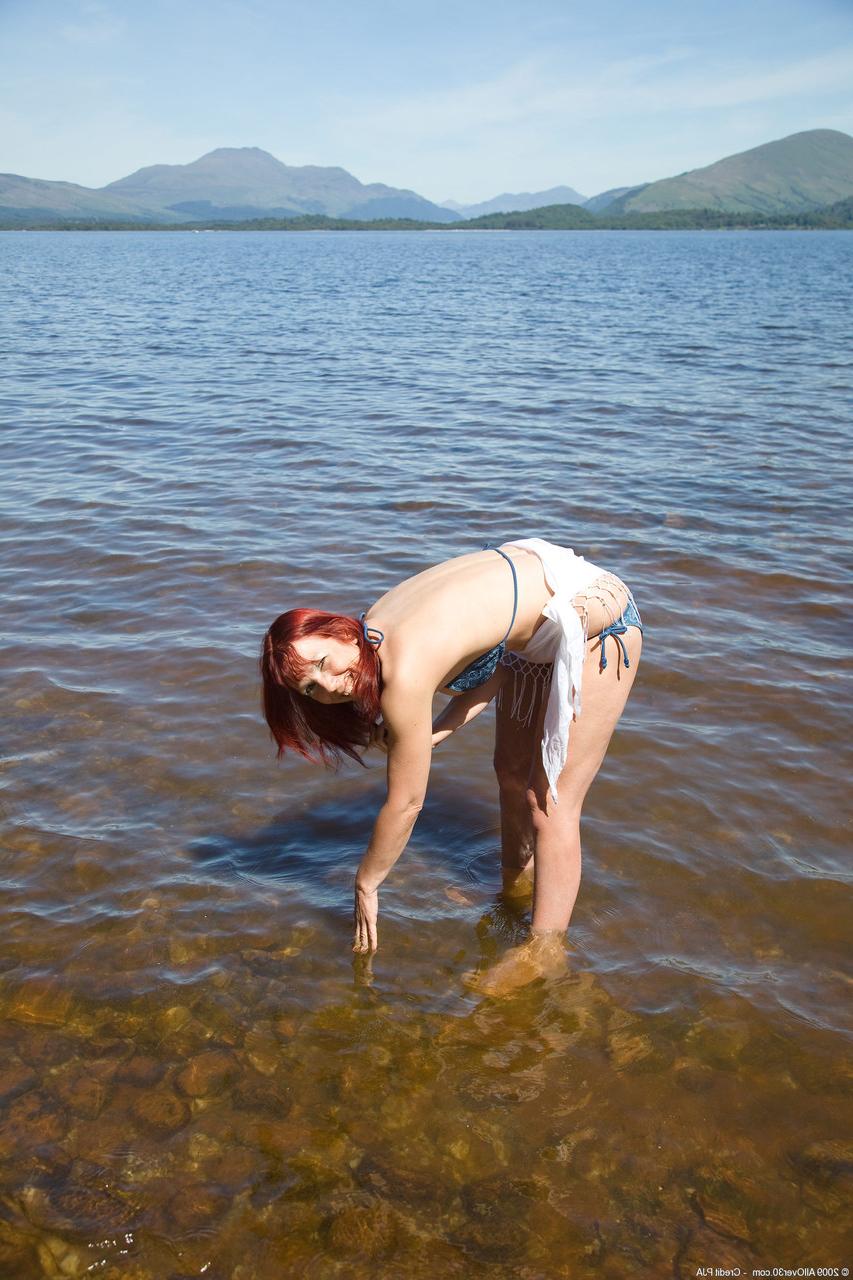 20P A ruiva madura Shannon H exibe sua bunda grande em um strip-tease sexy ao ar livre