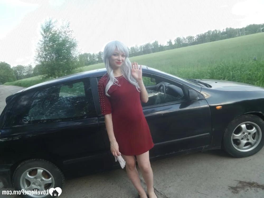 20P Sensacional loira gata exibe seu incrível e grande saque na frente de um carro