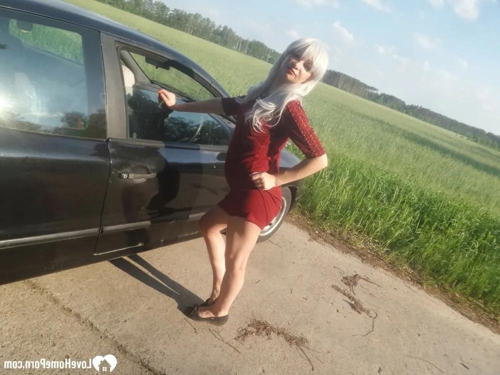 20P Sensacional loira gata exibe seu incrível e grande saque na frente de um carro