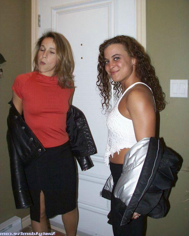 15P Garotas amadoras beijam a língua antes de se despir para uma experiência lésbica