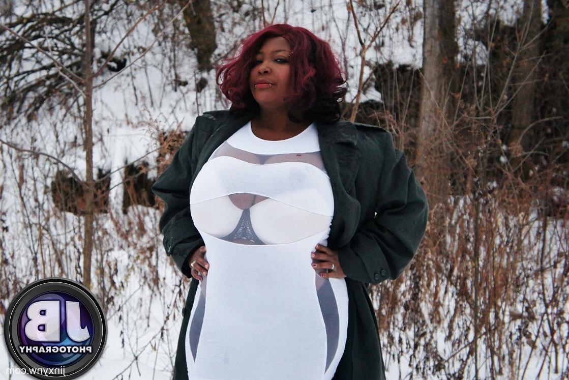 10P A mulher gordinha de ébano Jinxy tira a roupa na neve e mostra seu decote incrível