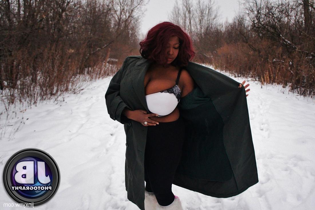 10P A mulher gordinha de ébano Jinxy tira a roupa na neve e mostra seu decote incrível