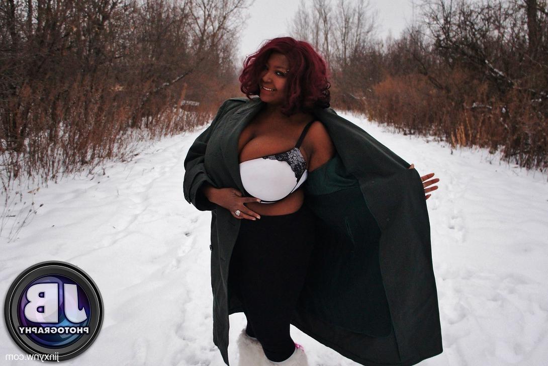10P A mulher gordinha de ébano Jinxy tira a roupa na neve e mostra seu decote incrível