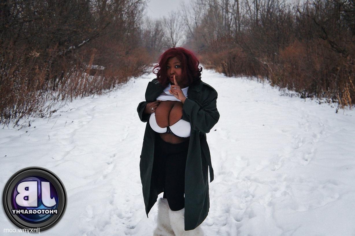 10P A mulher gordinha de ébano Jinxy tira a roupa na neve e mostra seu decote incrível