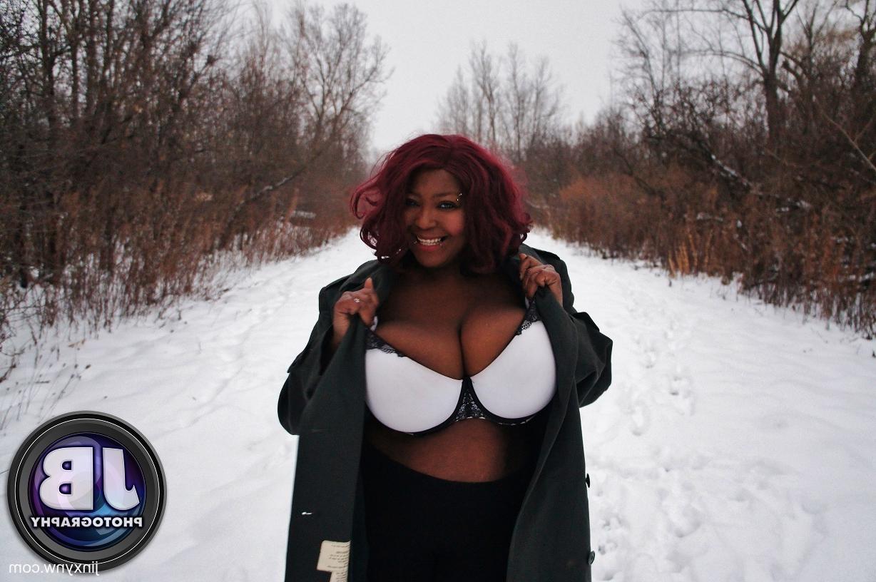 10P A mulher gordinha de ébano Jinxy tira a roupa na neve e mostra seu decote incrível