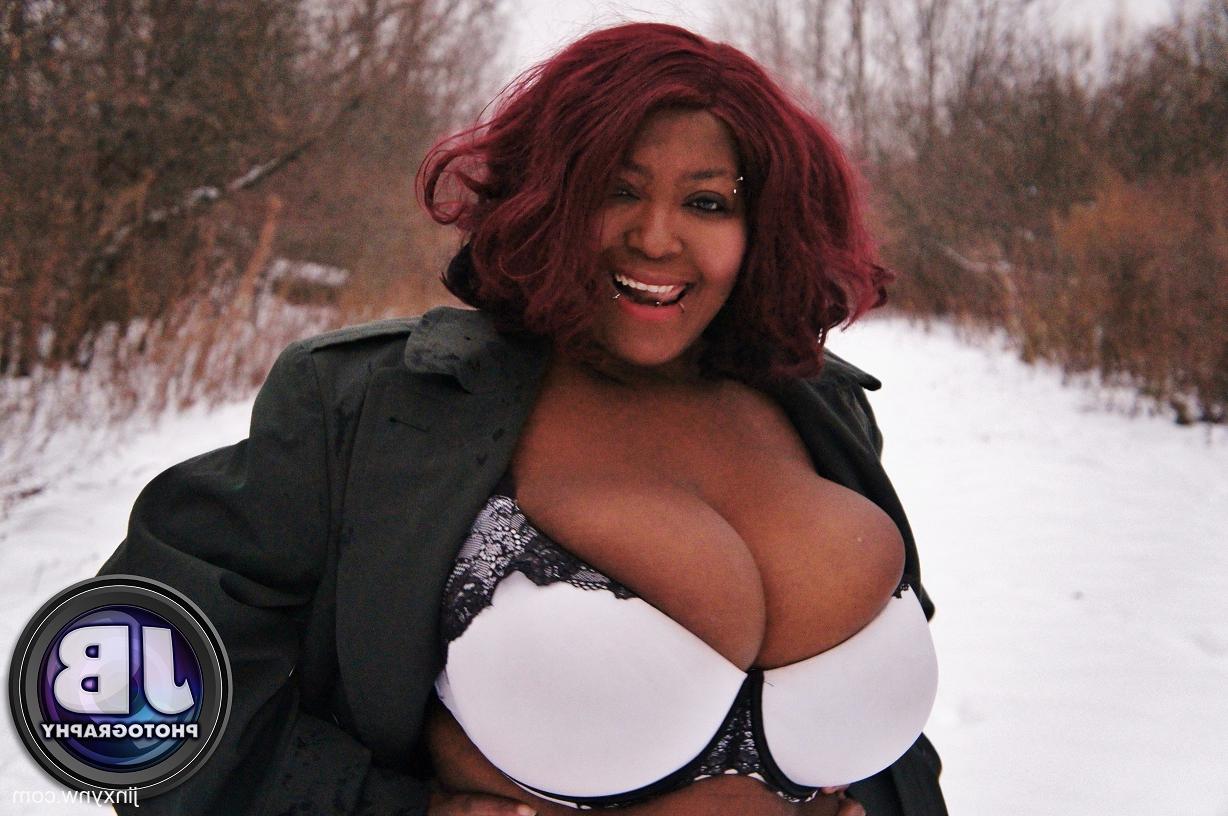 10P A mulher gordinha de ébano Jinxy tira a roupa na neve e mostra seu decote incrível