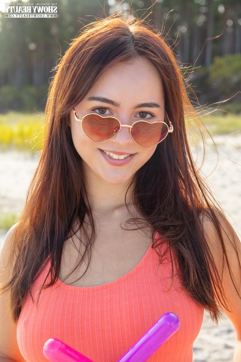 20P La charmante jeune Aura dévoile son superbe corps sur un matelas pneumatique à la plage.