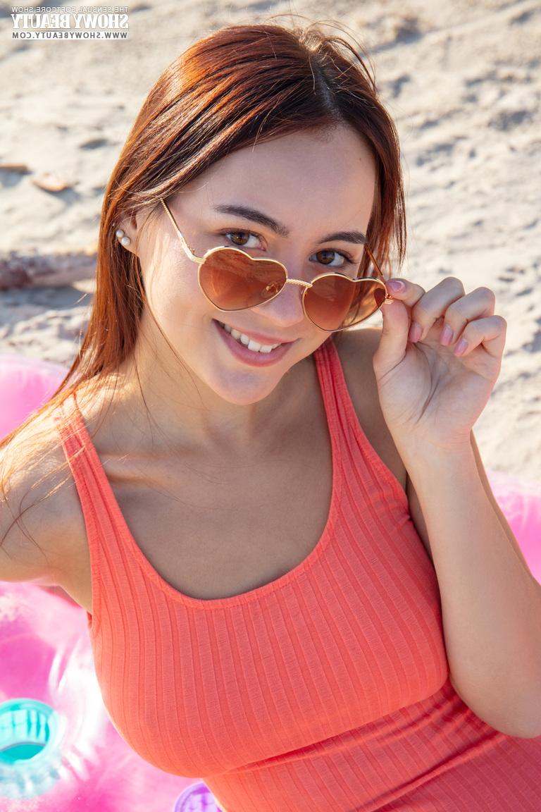 20P La charmante jeune Aura dévoile son superbe corps sur un matelas pneumatique à la plage.