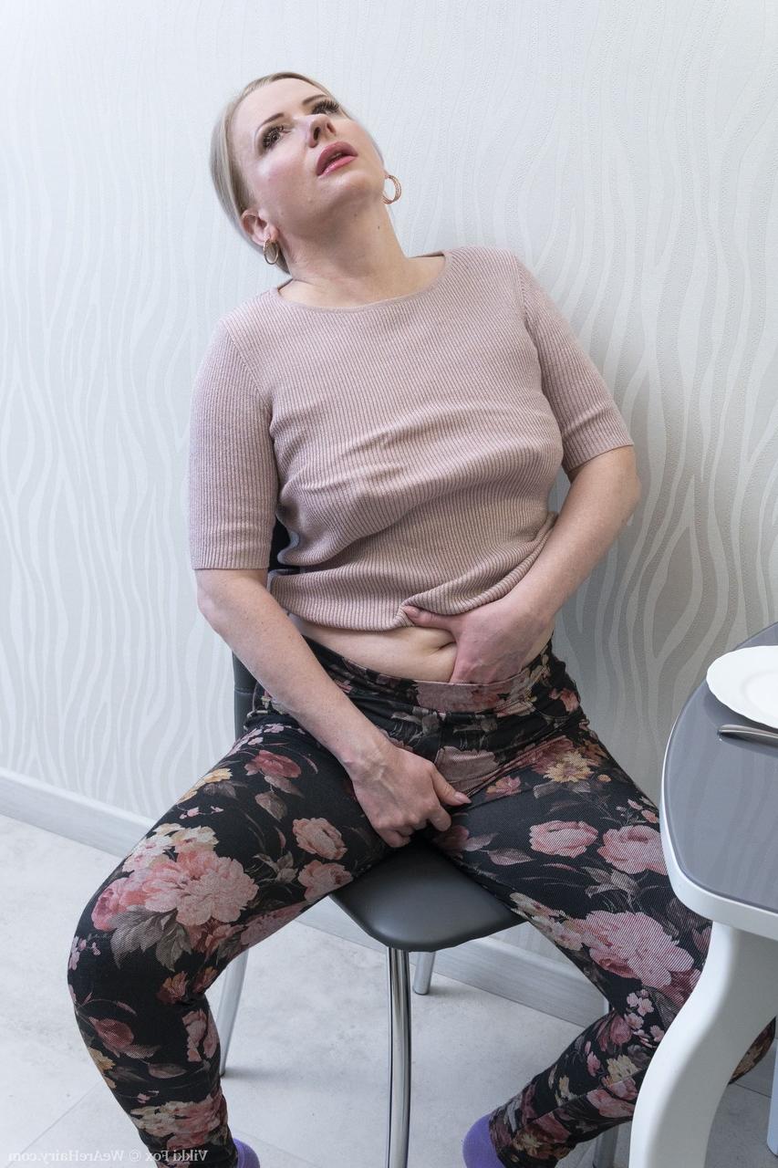 20P Ama de casa madura vikki fox muestra su cuerpo curvilíneo y se masturba en la mesa