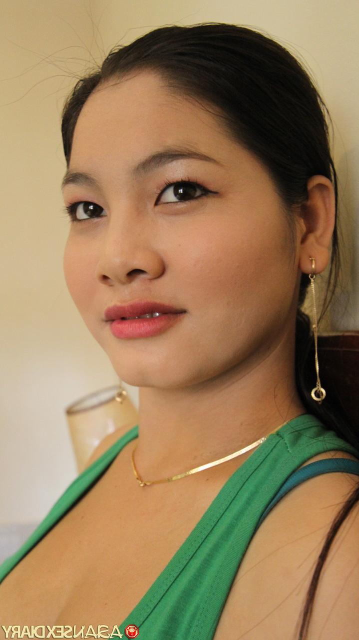 20P Petite Thai adolescente Nga mostra seus peitos grandes e abre as pernas para um pau