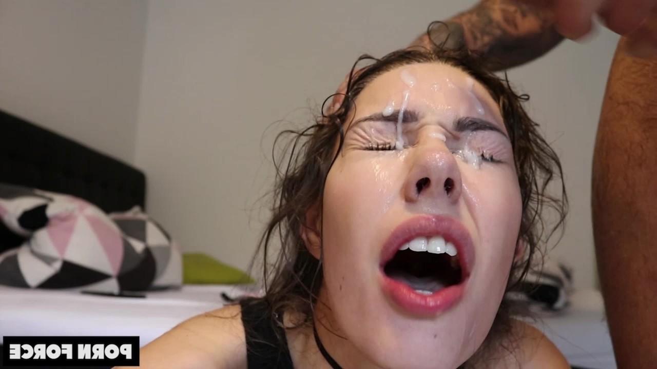 12P A morena Shaiden Rogue leva uma gozada facial enquanto faz um boquete