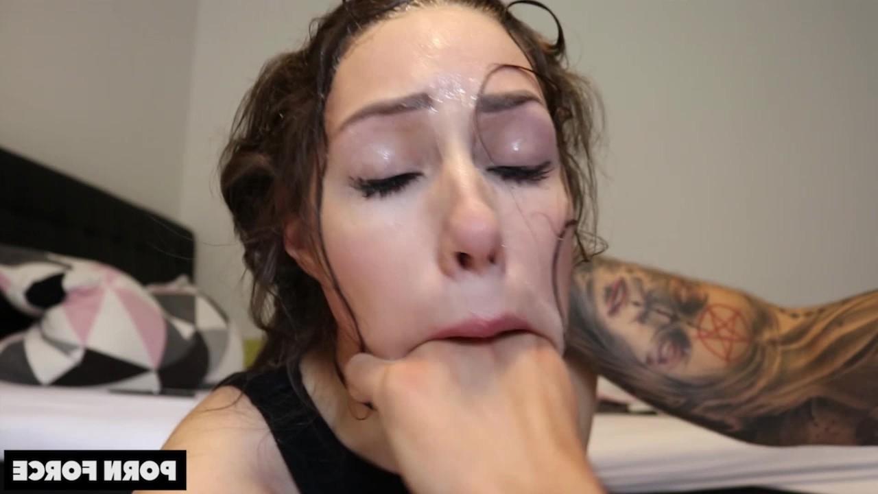 12P A morena Shaiden Rogue leva uma gozada facial enquanto faz um boquete