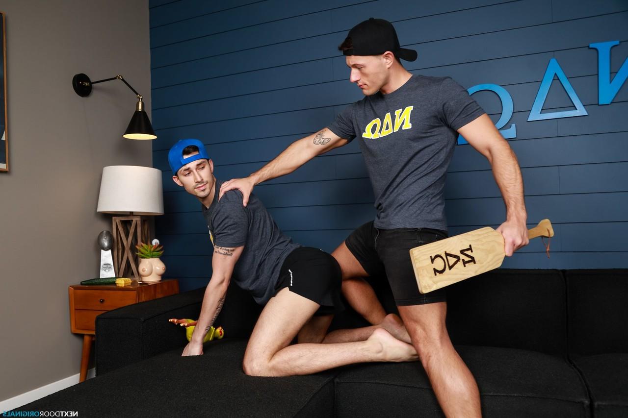 20P Los atractivos novios gays Kane Fox y Ryder Owens se embisten por el culo