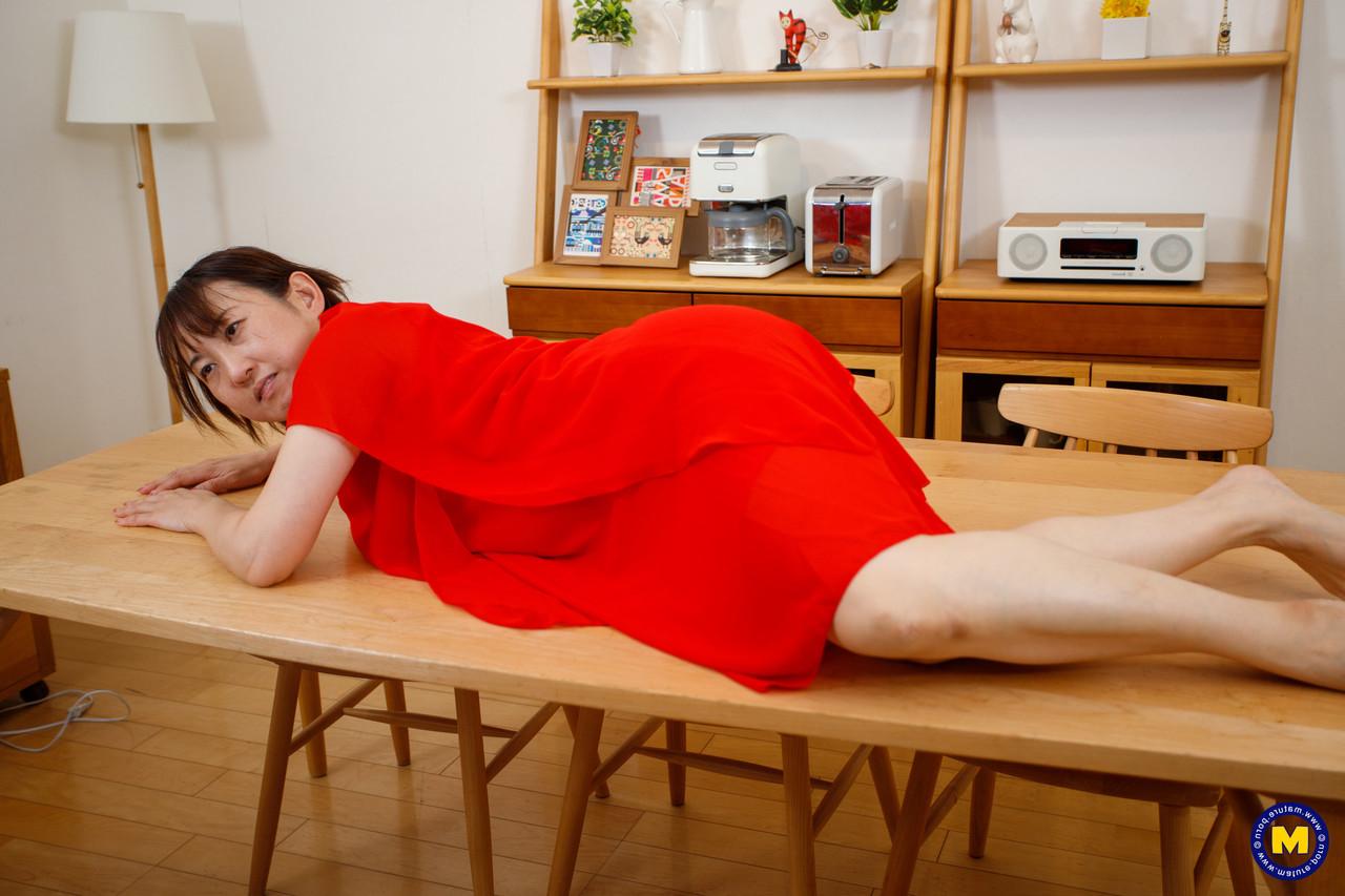 20P La madre japonesa yuki kozakura posa con su vestido rojo y bragas en solitario