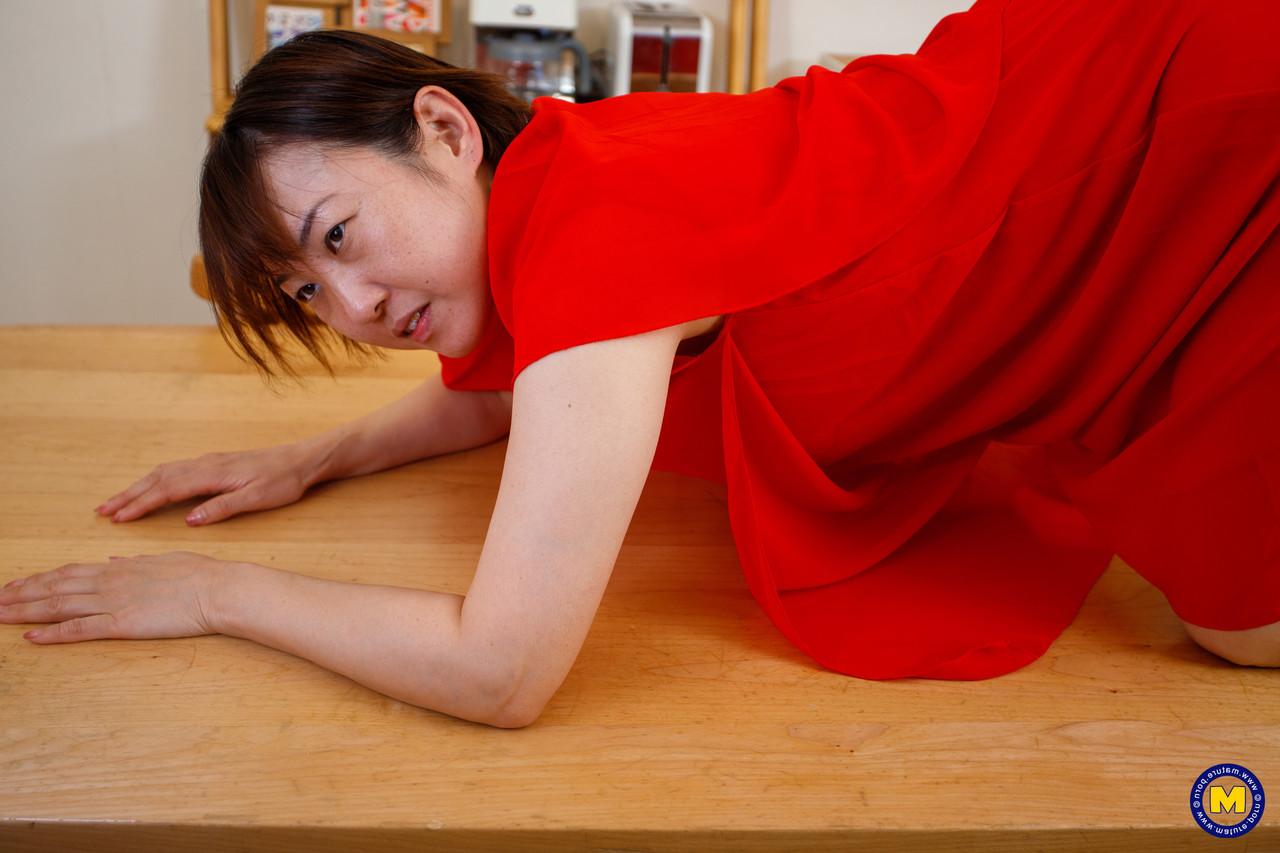 20P La madre japonesa yuki kozakura posa con su vestido rojo y bragas en solitario