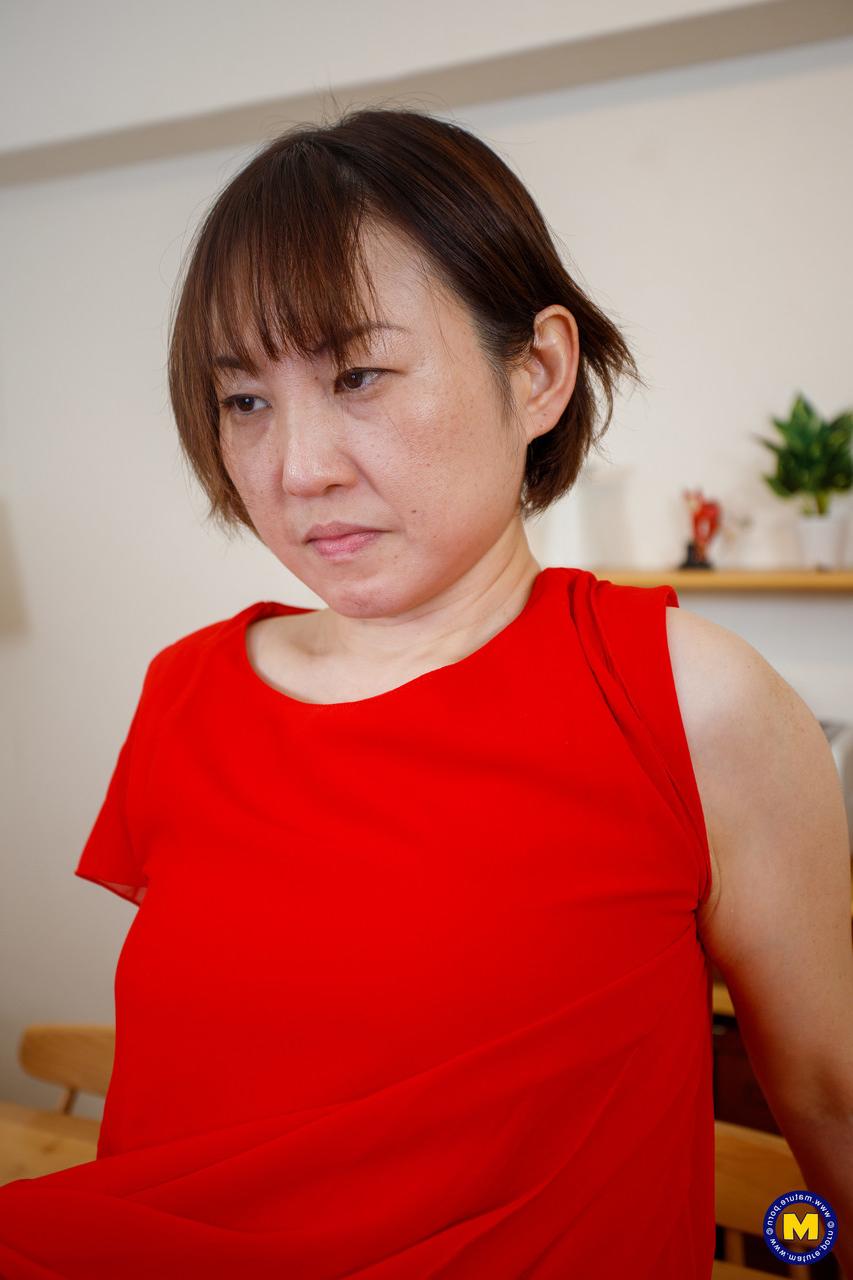 20P La madre japonesa yuki kozakura posa con su vestido rojo y bragas en solitario