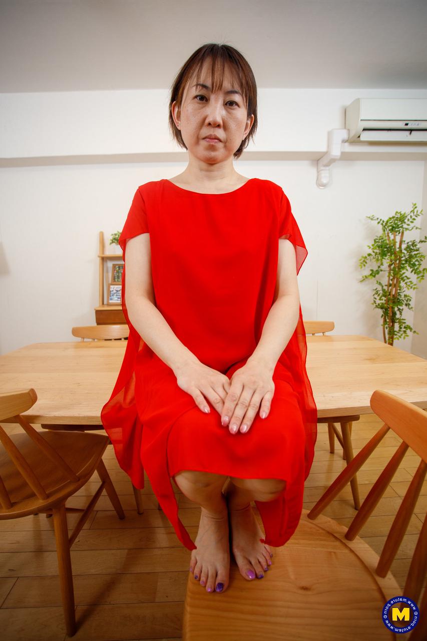 20P La madre japonesa yuki kozakura posa con su vestido rojo y bragas en solitario