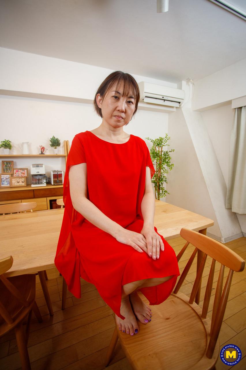 20P La madre japonesa yuki kozakura posa con su vestido rojo y bragas en solitario