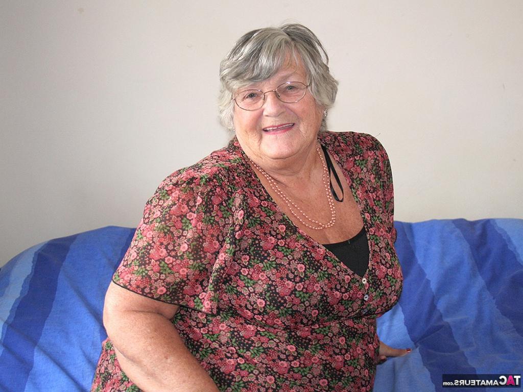 20P La vieja abuela británica Libby expone su cuerpo obeso antes de masturbarse