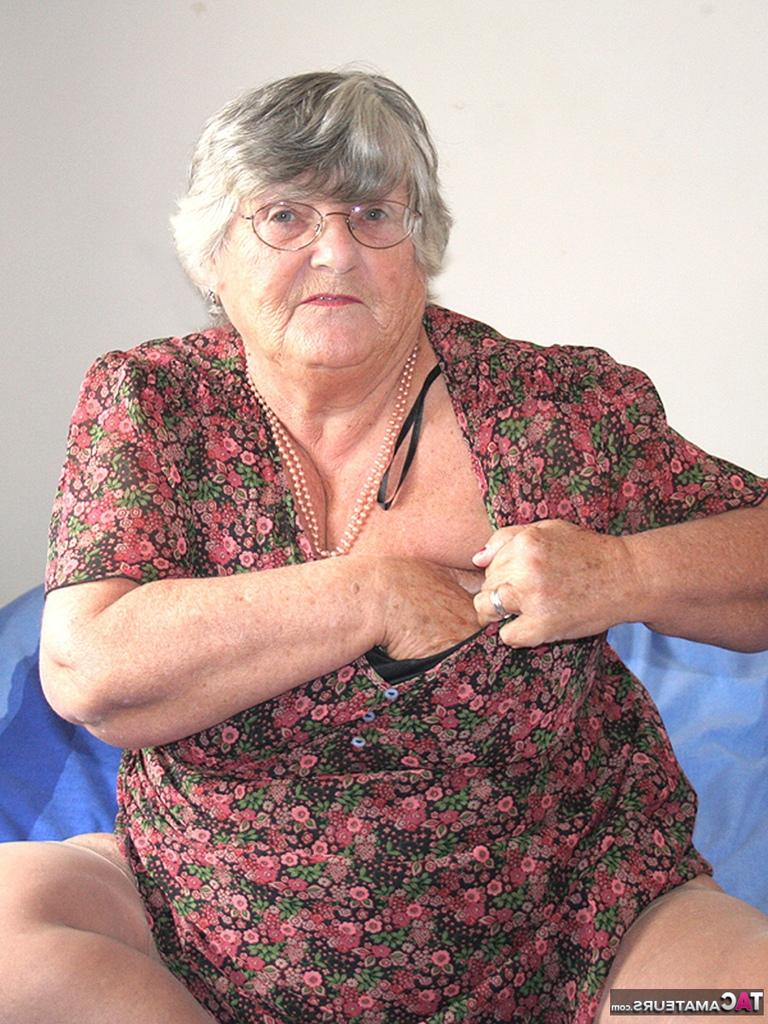 20P La vieja abuela británica Libby expone su cuerpo obeso antes de masturbarse