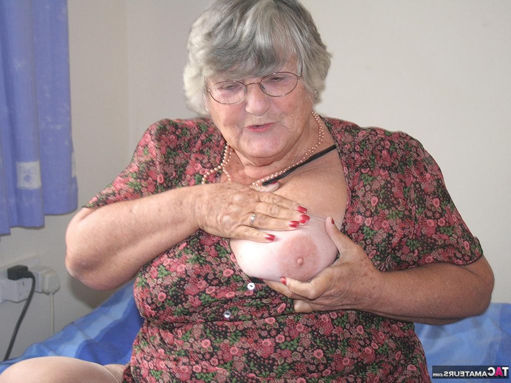 20P La vieja abuela británica Libby expone su cuerpo obeso antes de masturbarse