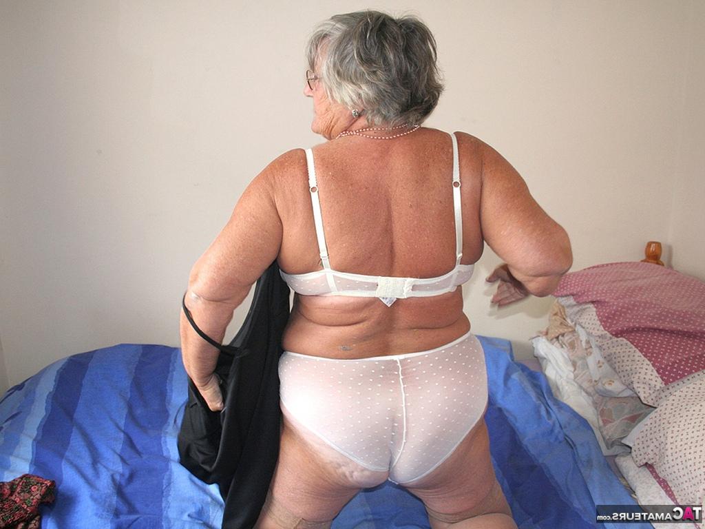 20P La vieja abuela británica Libby expone su cuerpo obeso antes de masturbarse