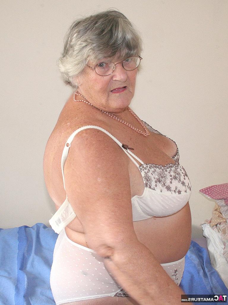 20P La vieja abuela británica Libby expone su cuerpo obeso antes de masturbarse