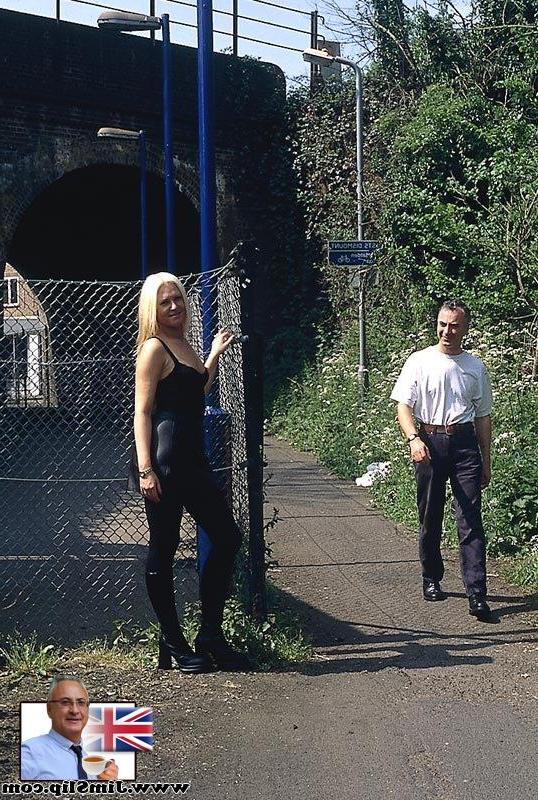 16P La prostituée blonde sexy Lauren est agressée dans tous ses trous par une bite dure