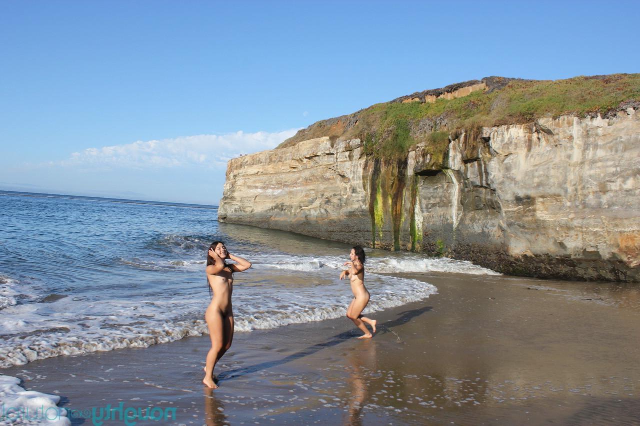 20P Garotas amadoras totalmente naturais exibem seus peitos grandes e bucetas peludas na praia