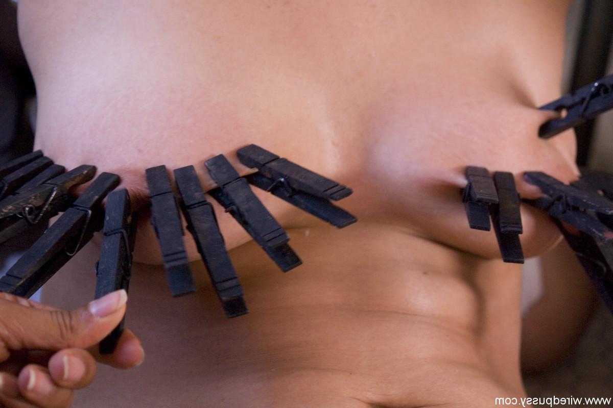 20P Pequeña esclava asiática se involucra en acción sexual electro bdsm con lezdoms crueles