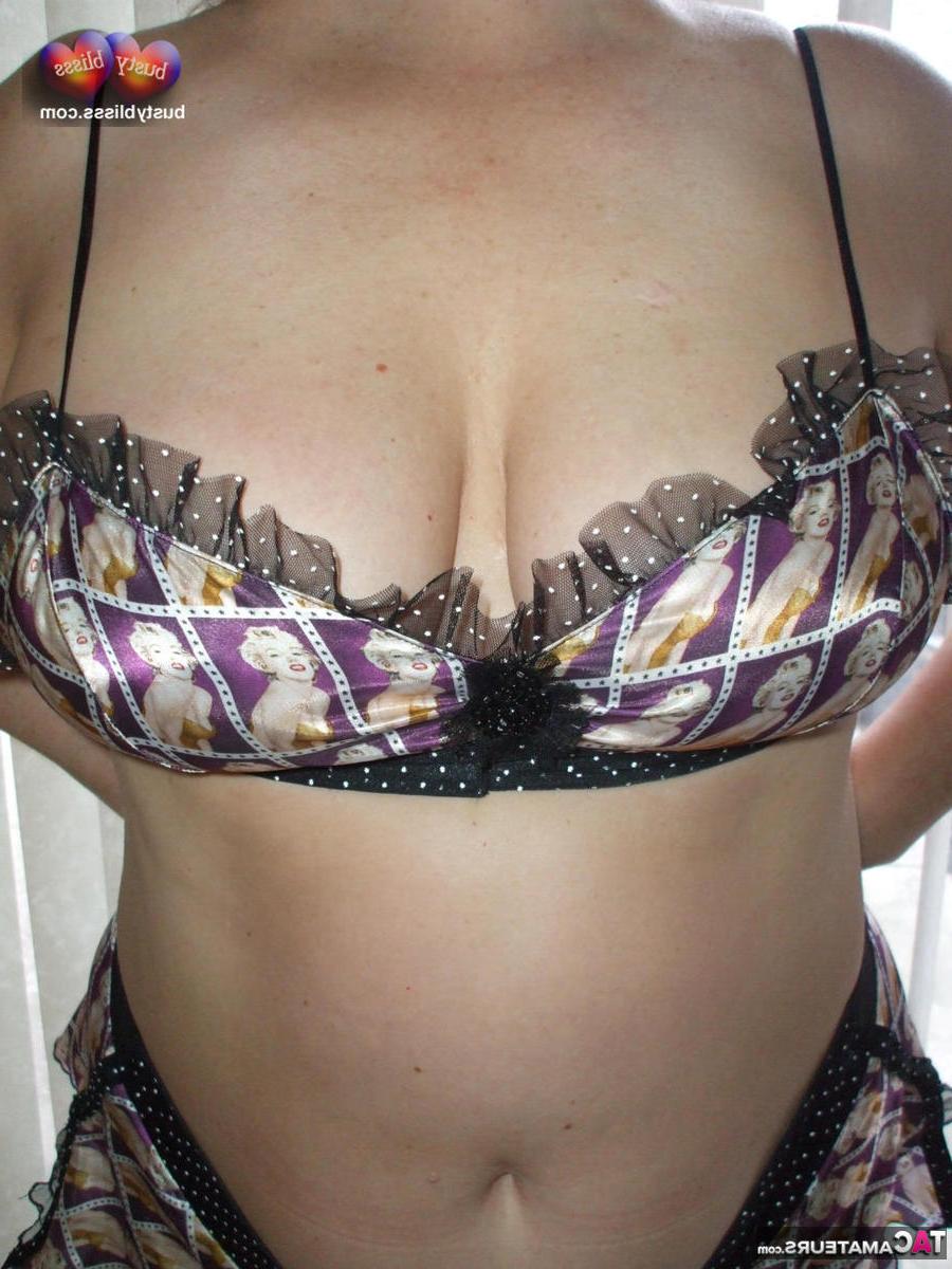 16P Mulher mais velha, Busty Bliss, modela lingerie antes de brincar com um pau
