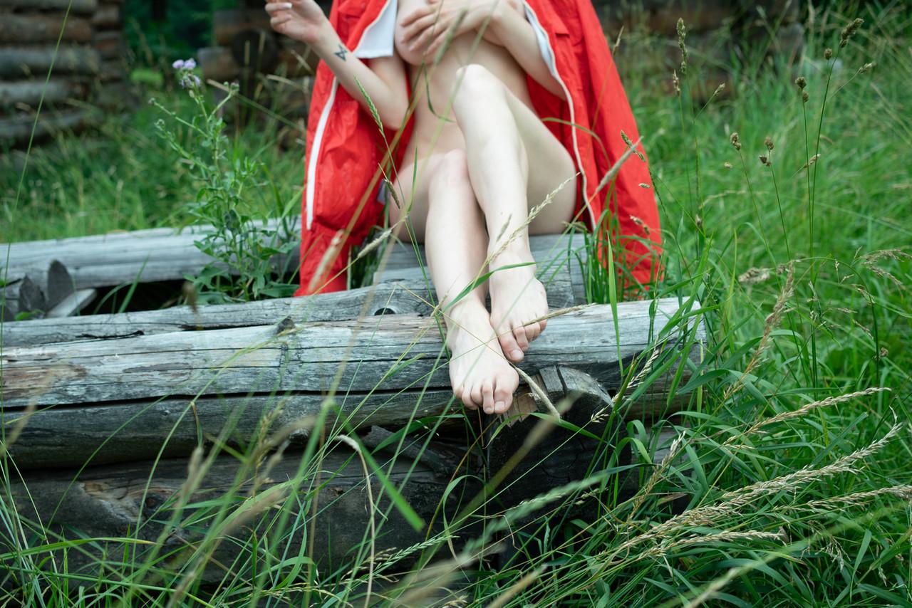 20P Une jolie teen pose complètement nue et taquine avec ses gros seins naturels