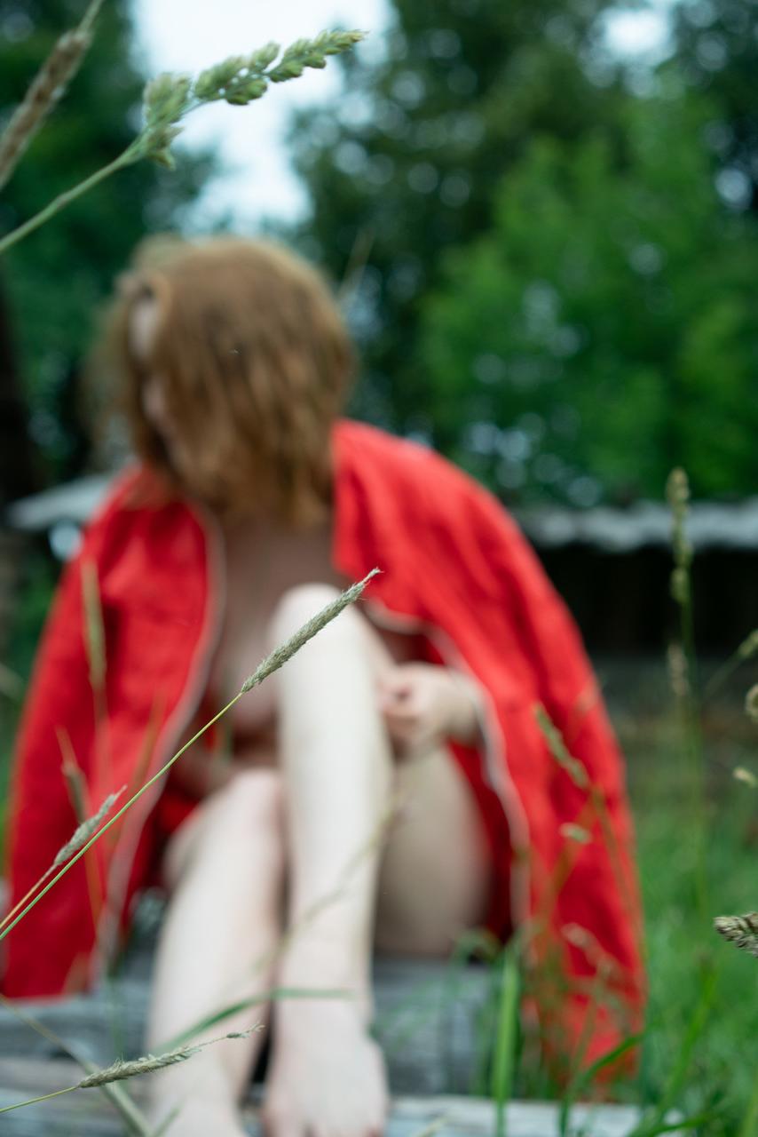 20P Une jolie teen pose complètement nue et taquine avec ses gros seins naturels