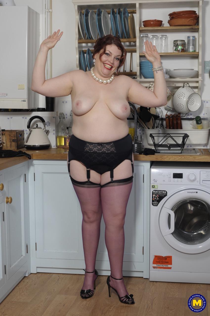 20P La BBW britannique Foxy enlève sa culotte avant de se faire plaisir avec un jouet sexuel.