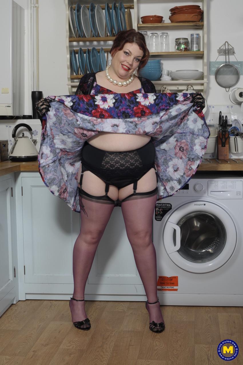 20P La BBW britannique Foxy enlève sa culotte avant de se faire plaisir avec un jouet sexuel.
