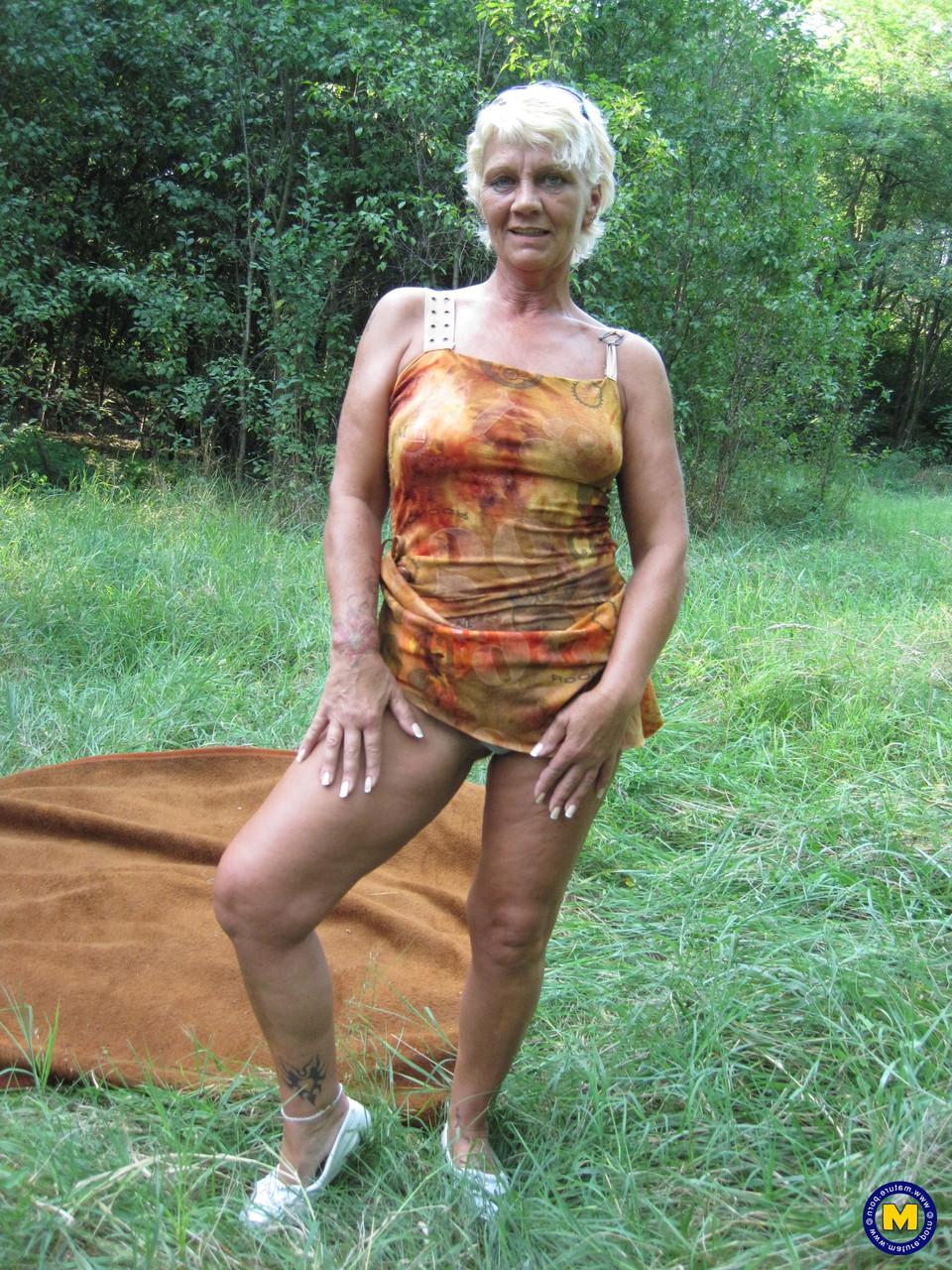 20P A vovó amadora Paulene mostra sua buceta e peitos ao ar livre na grama