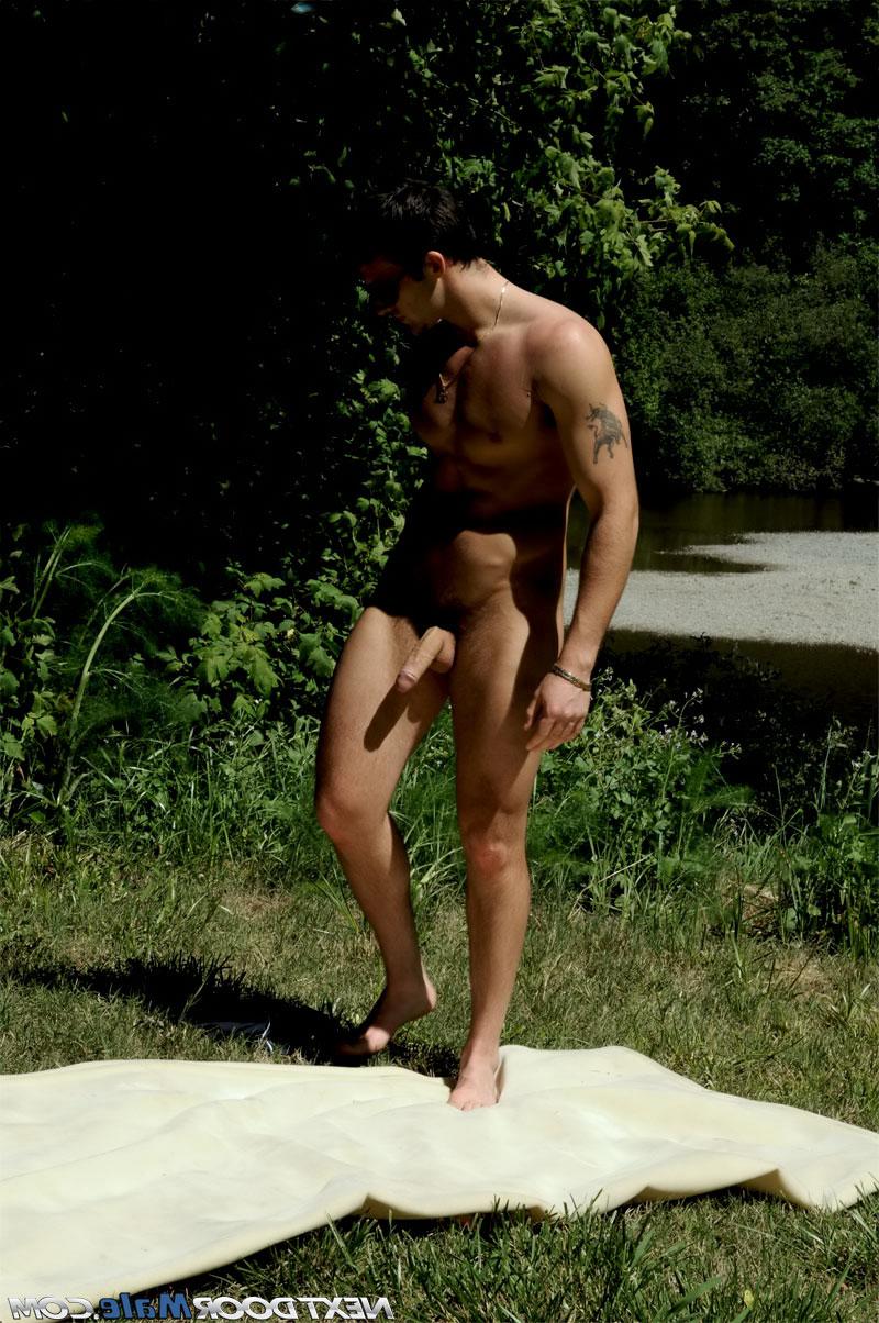 20P El pervertido gay Trystan Bull saca su polla y se masturba frente a una casa