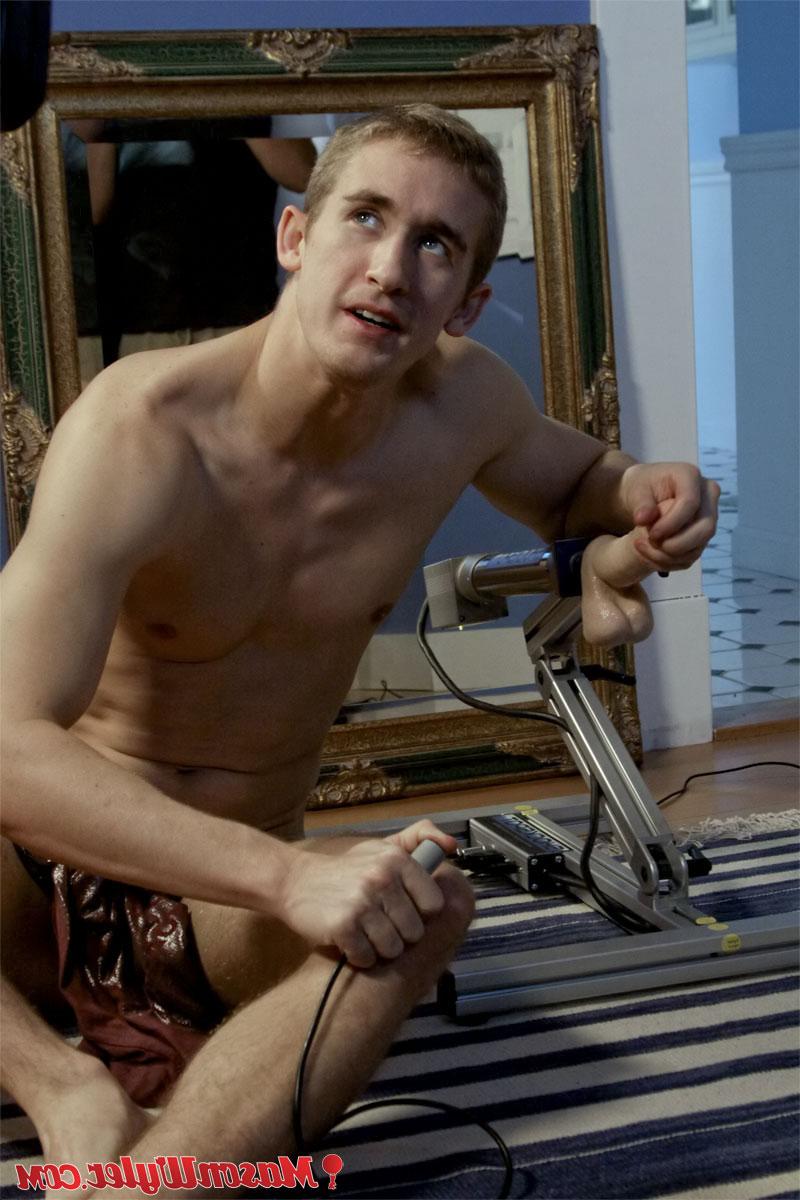 20P El creativo semental gay Mason Wyler se desnuda y prueba una máquina de consoladores