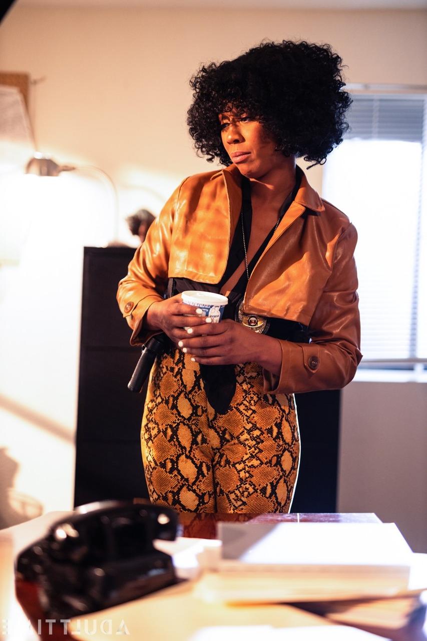 20P As putas negras Misty Stone e Cali Caliente comem os regalos uma da outra no escritório
