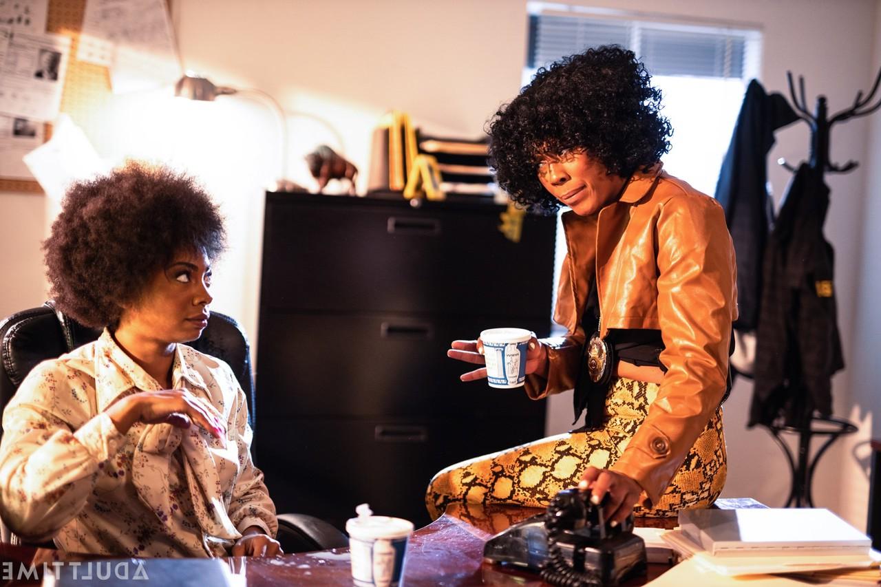 20P As putas negras Misty Stone e Cali Caliente comem os regalos uma da outra no escritório
