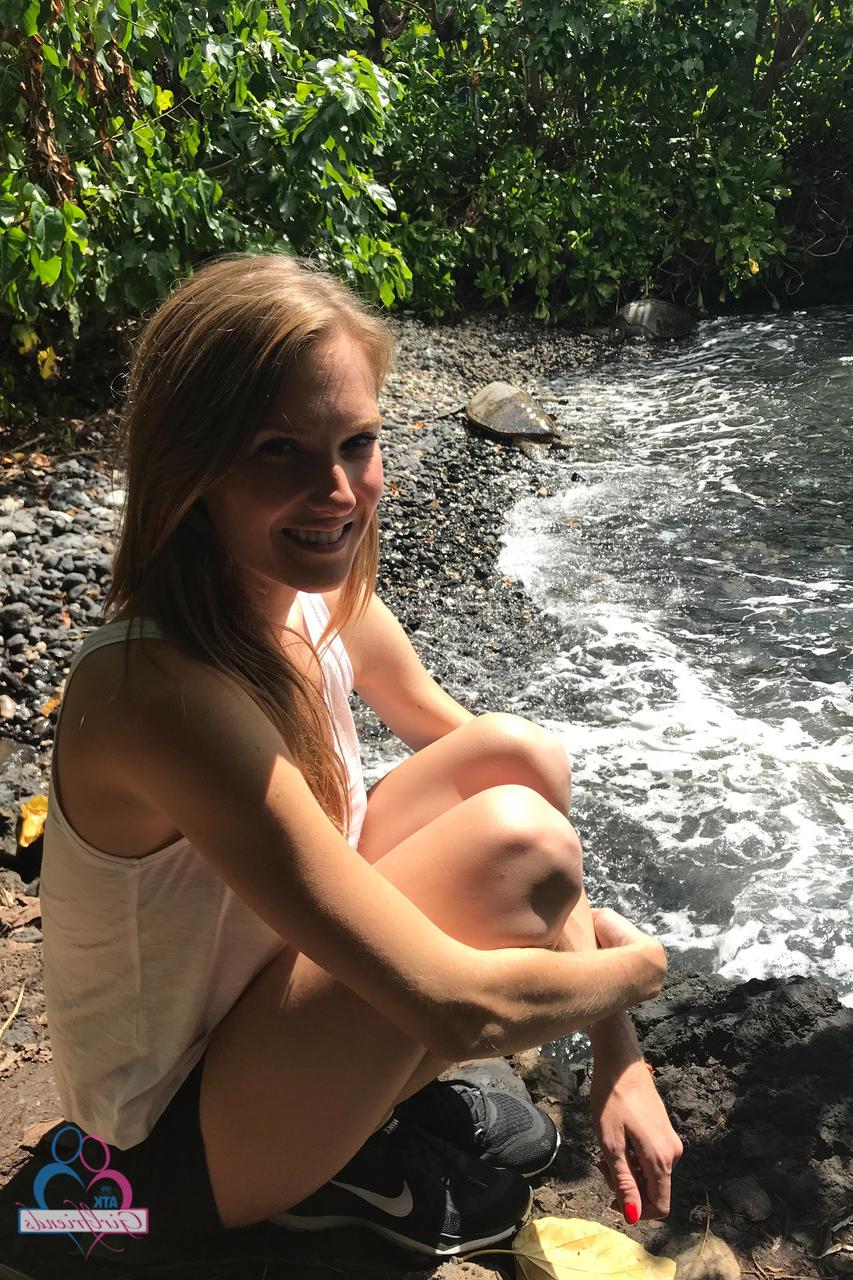 20P Die heiße Freundin Ashley Lane stellt ihren leckeren, glänzenden Arsch und ihre heiße Muschi zur Schau