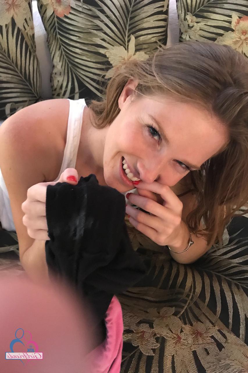 20P Die heiße Freundin Ashley Lane stellt ihren leckeren, glänzenden Arsch und ihre heiße Muschi zur Schau