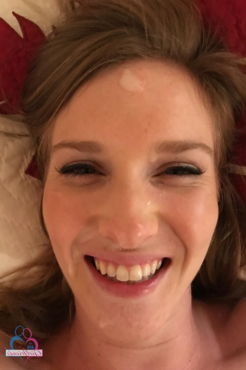 20P Die heiße Freundin Ashley Lane stellt ihren leckeren, glänzenden Arsch und ihre heiße Muschi zur Schau