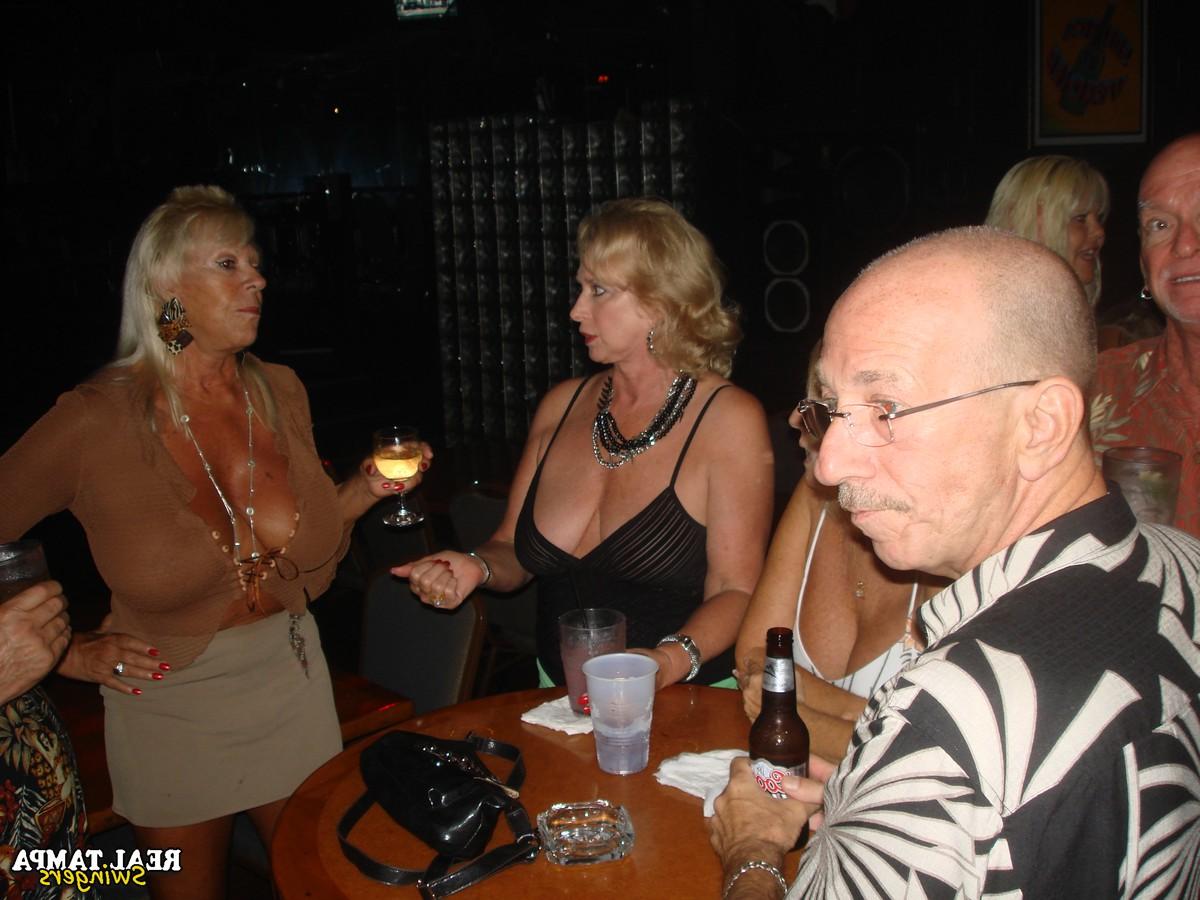 20P Swingers amateurs muestran sus grandes pechos en una fiesta salvaje en el bar